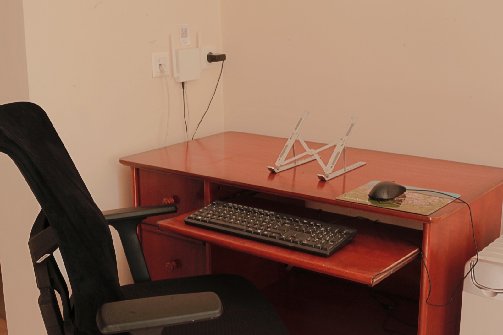 Bureau avec clavier, fauteuil tournant, souris