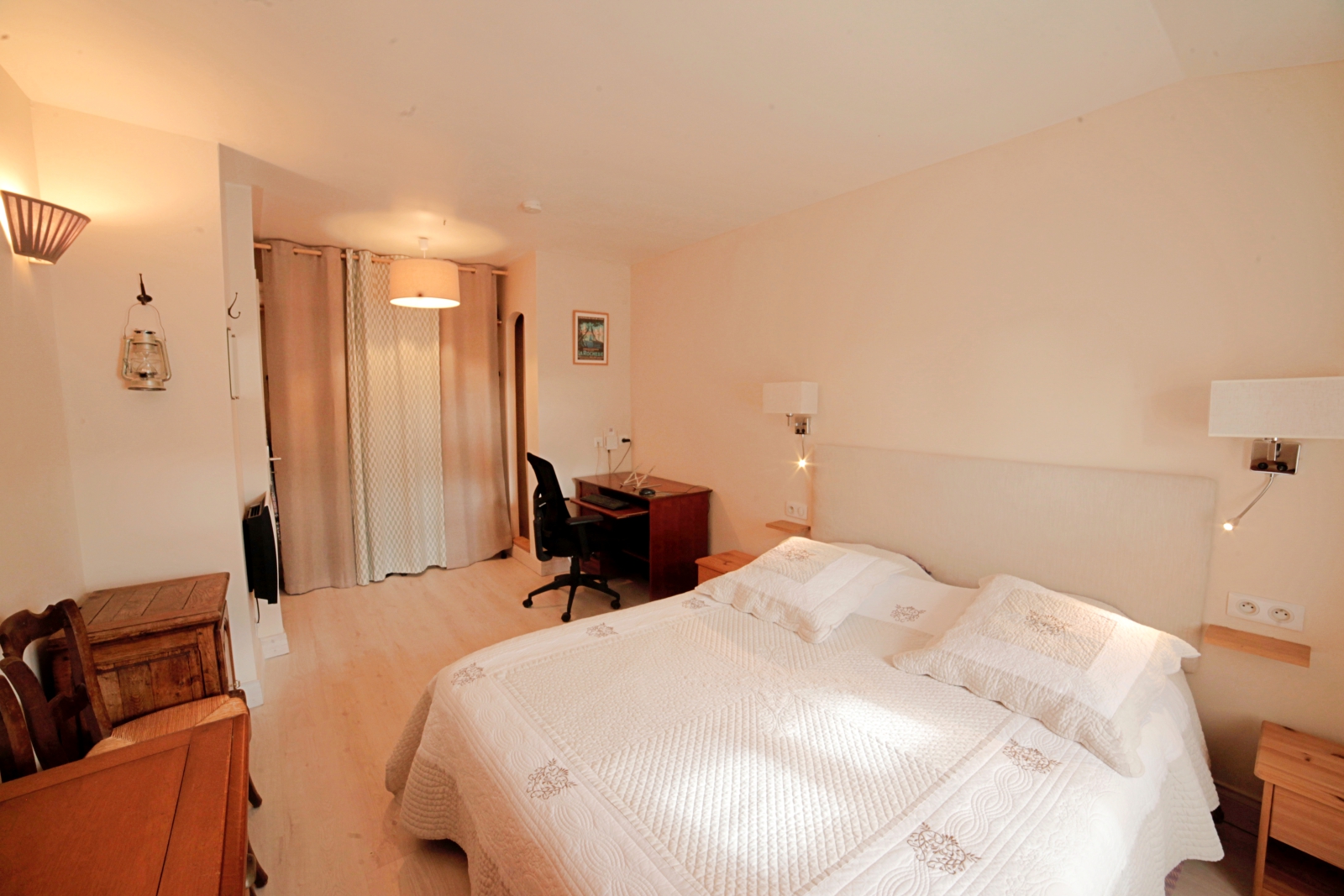 grande chambre avec lit double